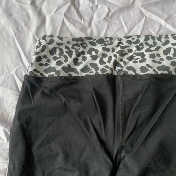 Leopard Print Cropped Leggings - Picture 4 of 5